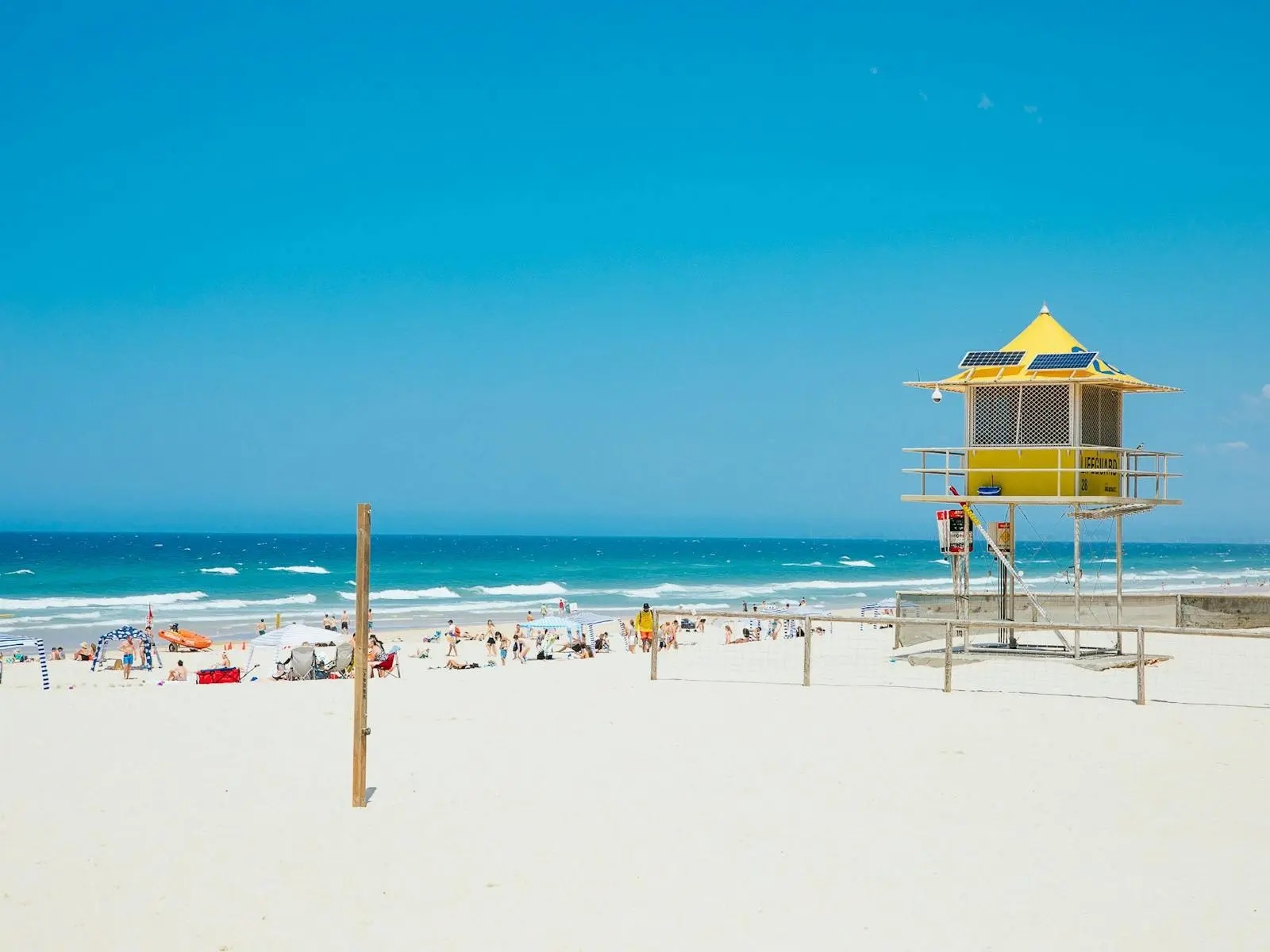 broadbeach-free-things-to-do Patrolled Kurrawa Beach at Broadbeach with a lifeguard tower and free things to do nearby